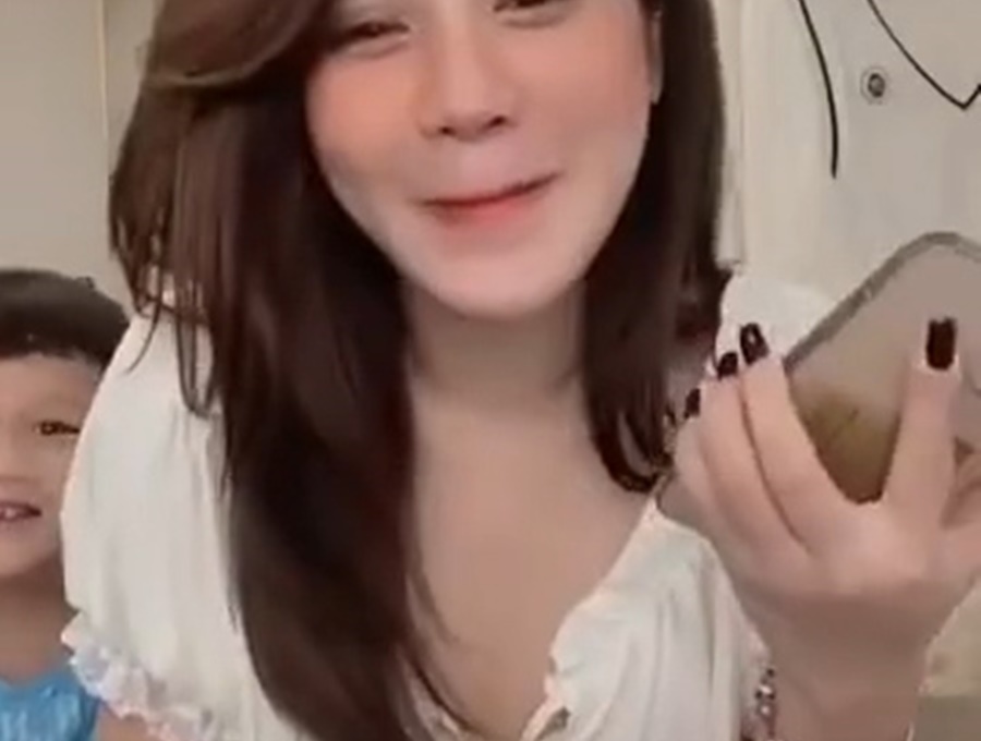 Gái Lộ Vú To Căng Tròn Ngọt Nước Khi Đang Live
