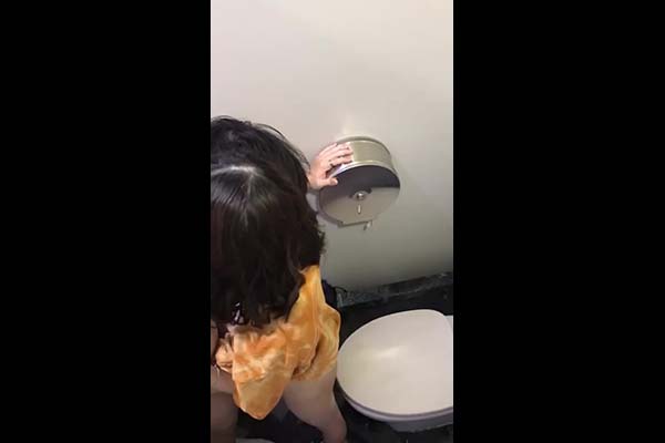 Đôi bạn trẻ hứng tình phịch nhau trong tolet