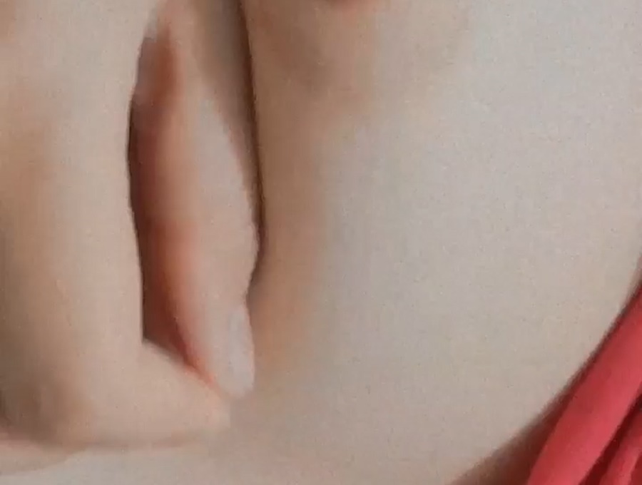 Gái Xinh Khoe Bú Non Lộ Nhũ Nha Đỏ Hồng